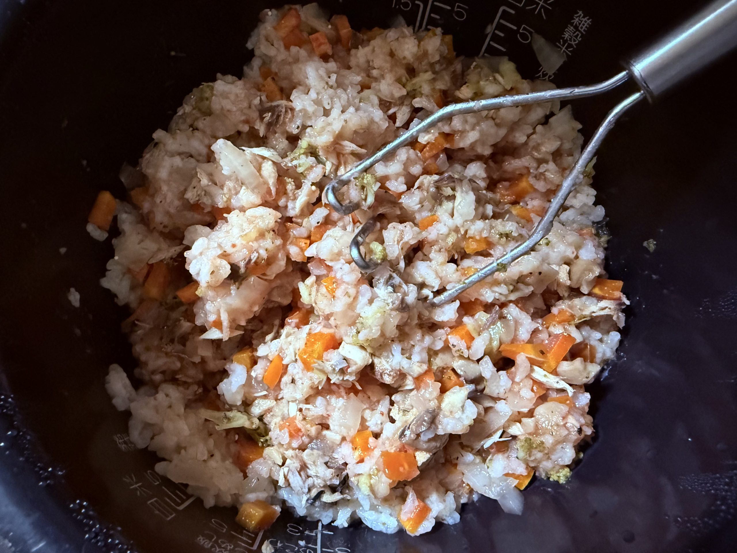 炊飯後マッシャーでほぐした様子